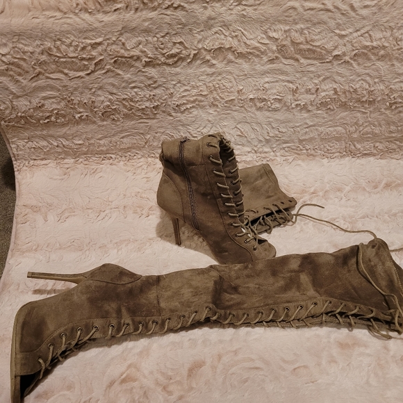 Charlotte Russe size 9 Taupe Suede - Picture 2 of 4